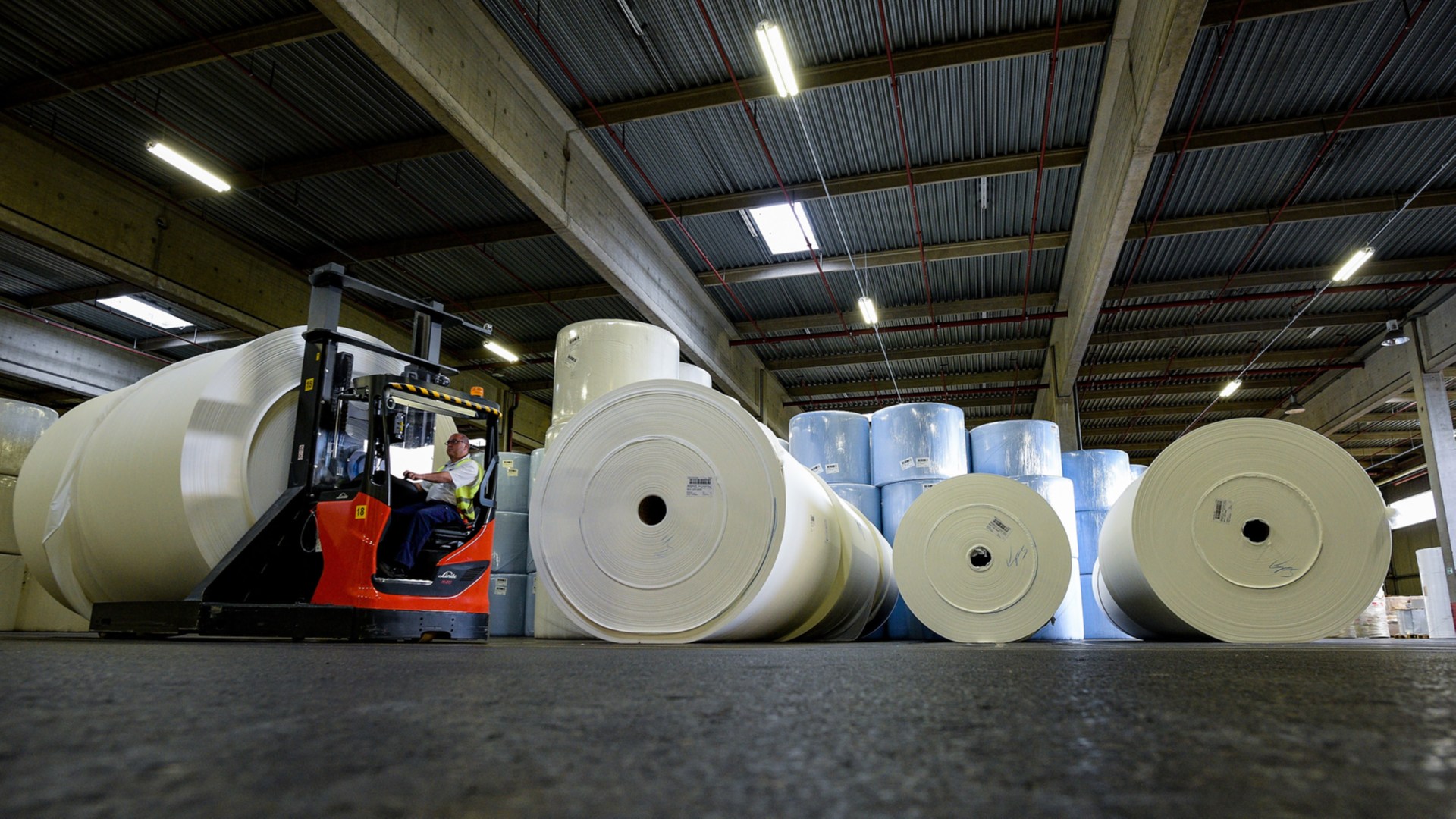 The cardboard sleeve of the paper roll lies on a reel which is 3.10 metres in length and 23 cm thick and looks a little like Pinocchio’s nose.