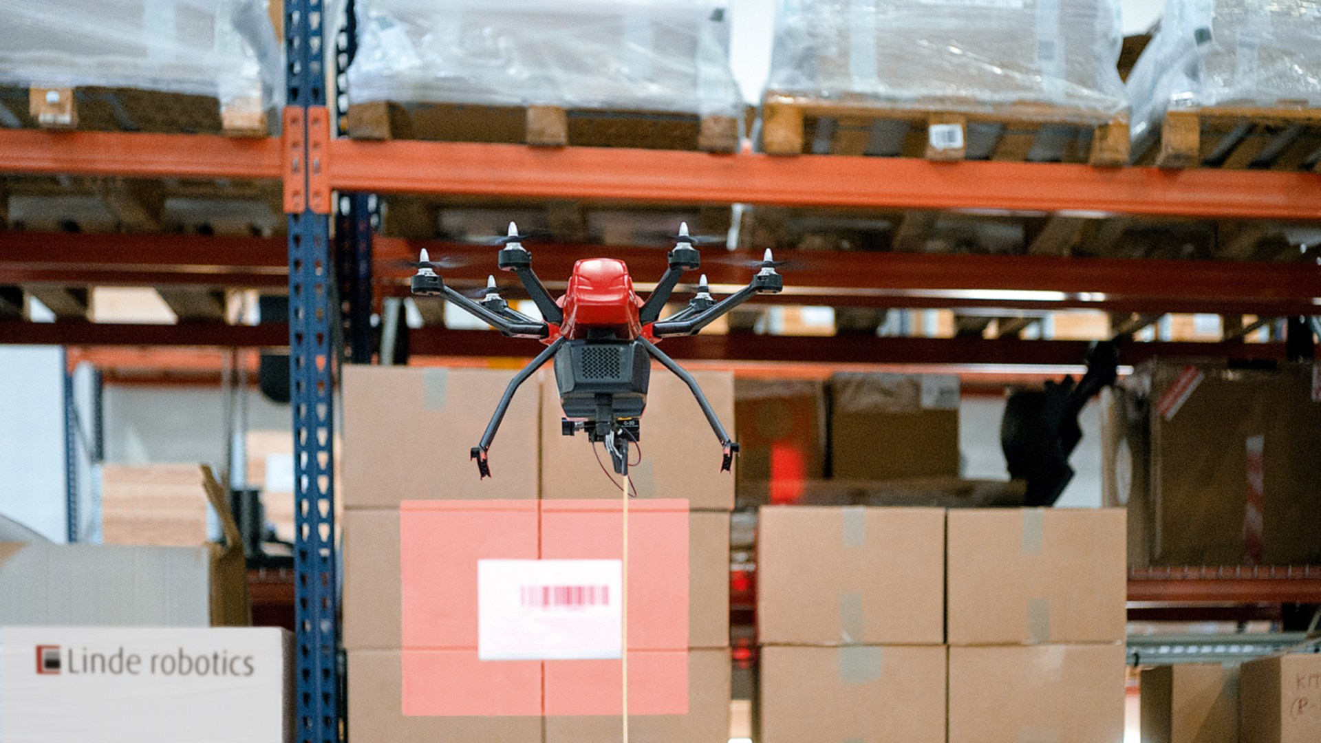 The drone takes a photo of every pallet storage location, captures the barcodes of the stored goods and transfers the information to a computer.