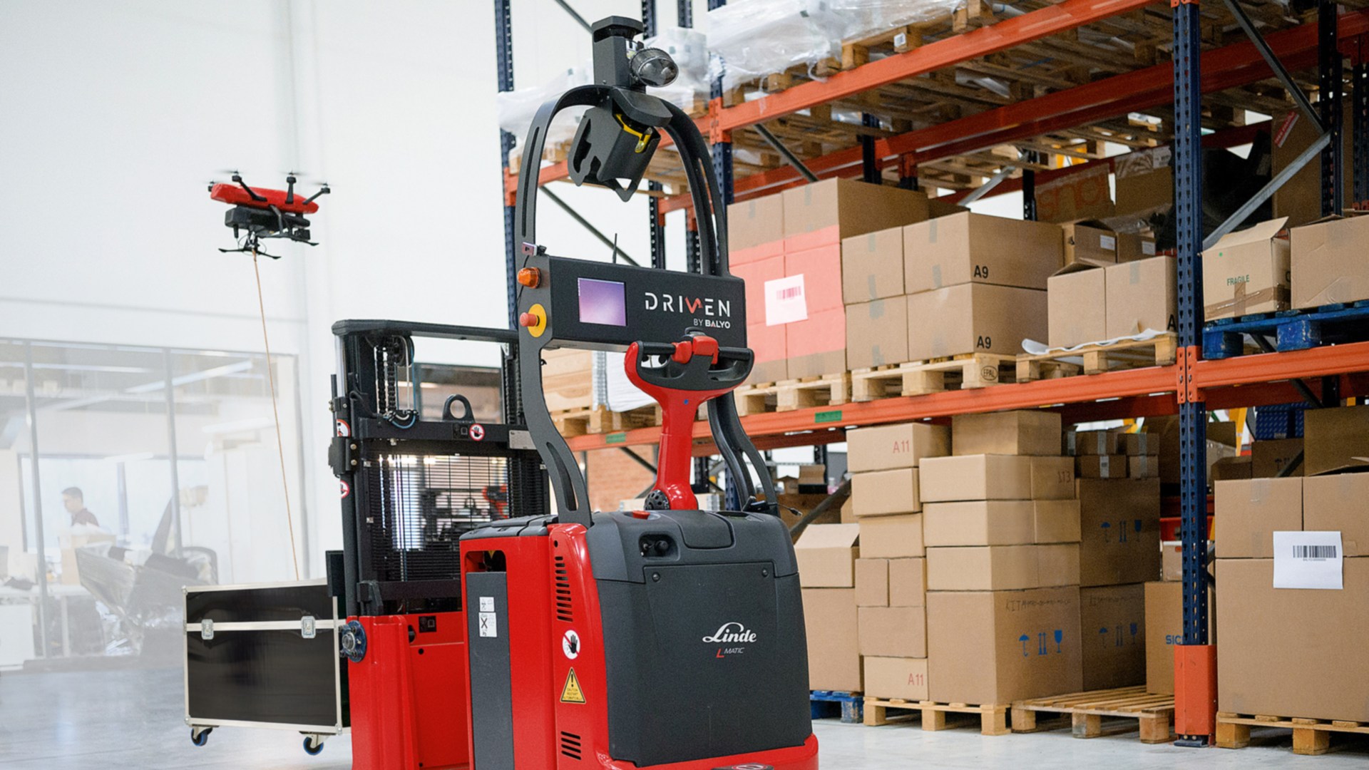 At the LogiMAT trade fair 2017 in Stuttgart, manufacturer and solution provider Linde Material Handling presents the prototype of a stocktaking drone. By coupling the drone with an automated pallet stacker, continuous power supply and tracking in the hall are guaranteed.